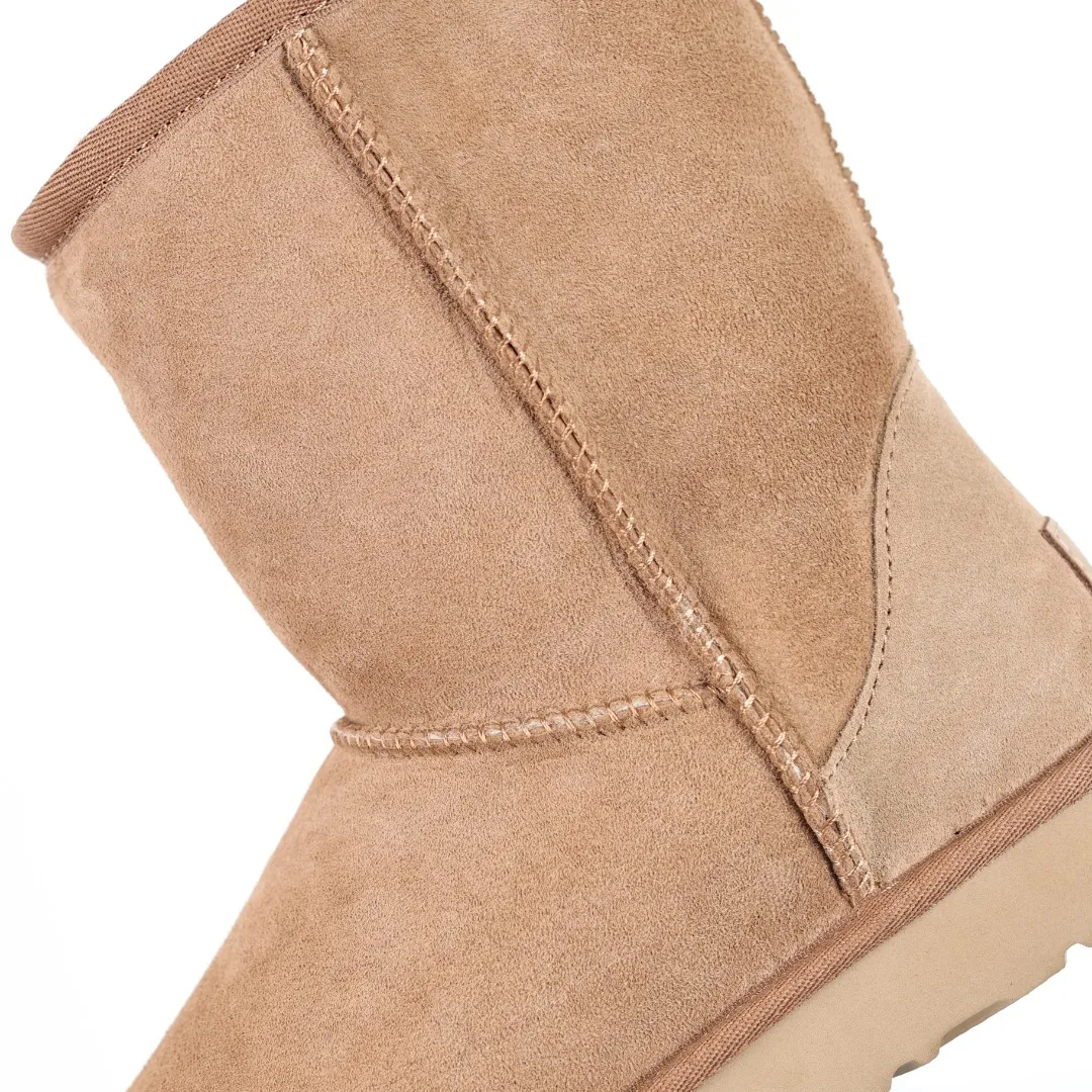 Pick up locally 💰600 Core recommended good price Cashmere insoles are a very suitable choice for keeping warm in winter and at home. In the new year, uug launched a series of styles, which are partially geared towards the preferences of young consumers and have also moved to the forefront of fashion trends. Shoe body material Water-repellent coated suede upper 17mm UGGPURE™ implanted wool insole Lightweight non-slip comfortable rubber outsole With brand LOGO Trademark Comes with a full set of packaging Size: 35 36 37 38 39 40